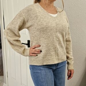 Cute & Comfy Women's H&M Scoop Neck Beige Knitted Sweater Small Longsleeve.